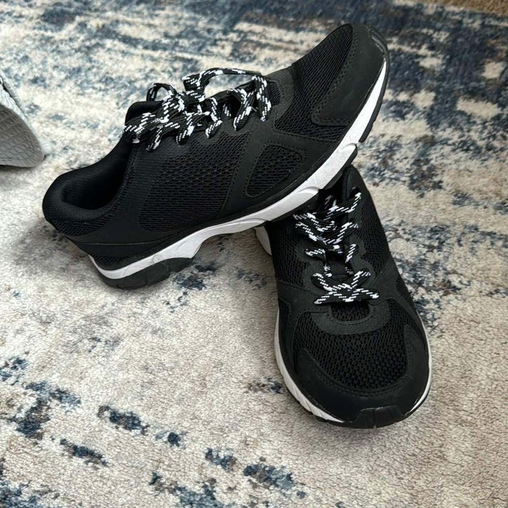 Vionic black and white Tokyo running shoes